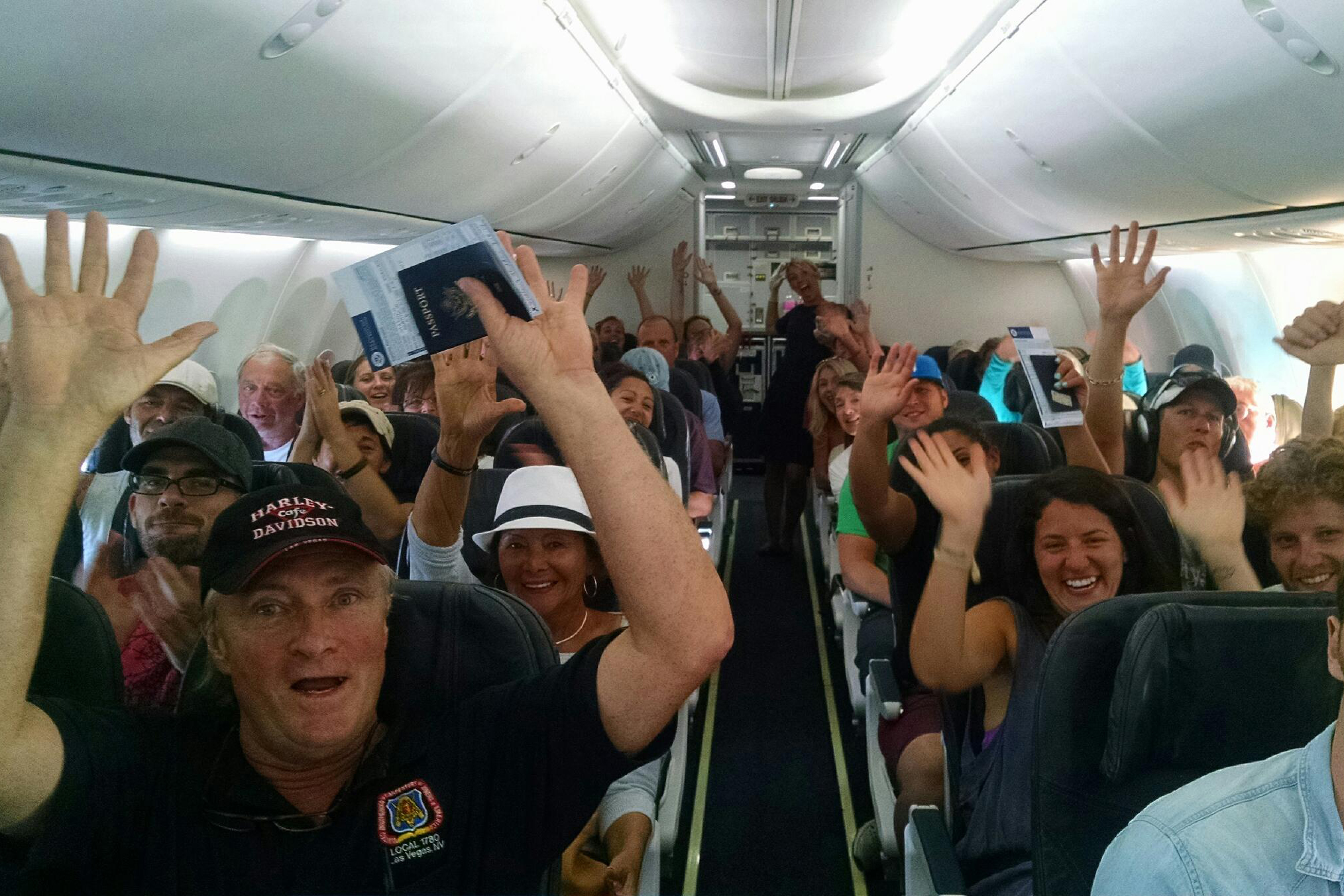 Высокие люди в самолете. Люди хлопают в самолете. Аплодисменты в самолете. Самолет с пассажиром. Веселые люди в самолете.