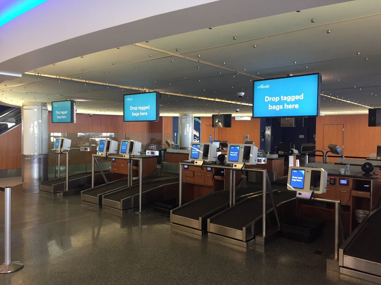 10/16/23 Bag check kiosks down at DCA. Staff says it's nationwide. :  r/americanairlines