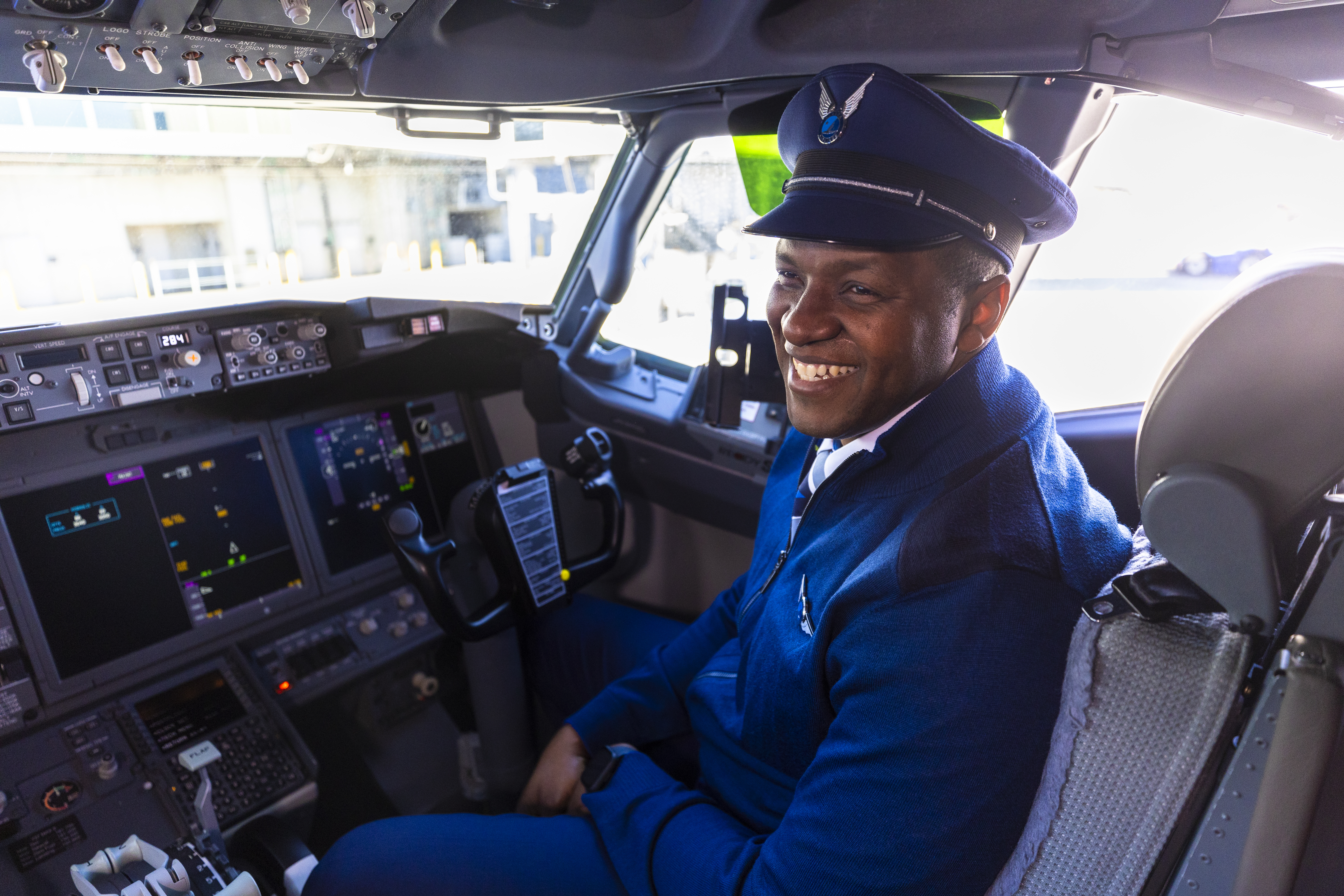 20250113_as_sfo_pilot_uiform0487 Guest with newspaper in Plumeria Lounge