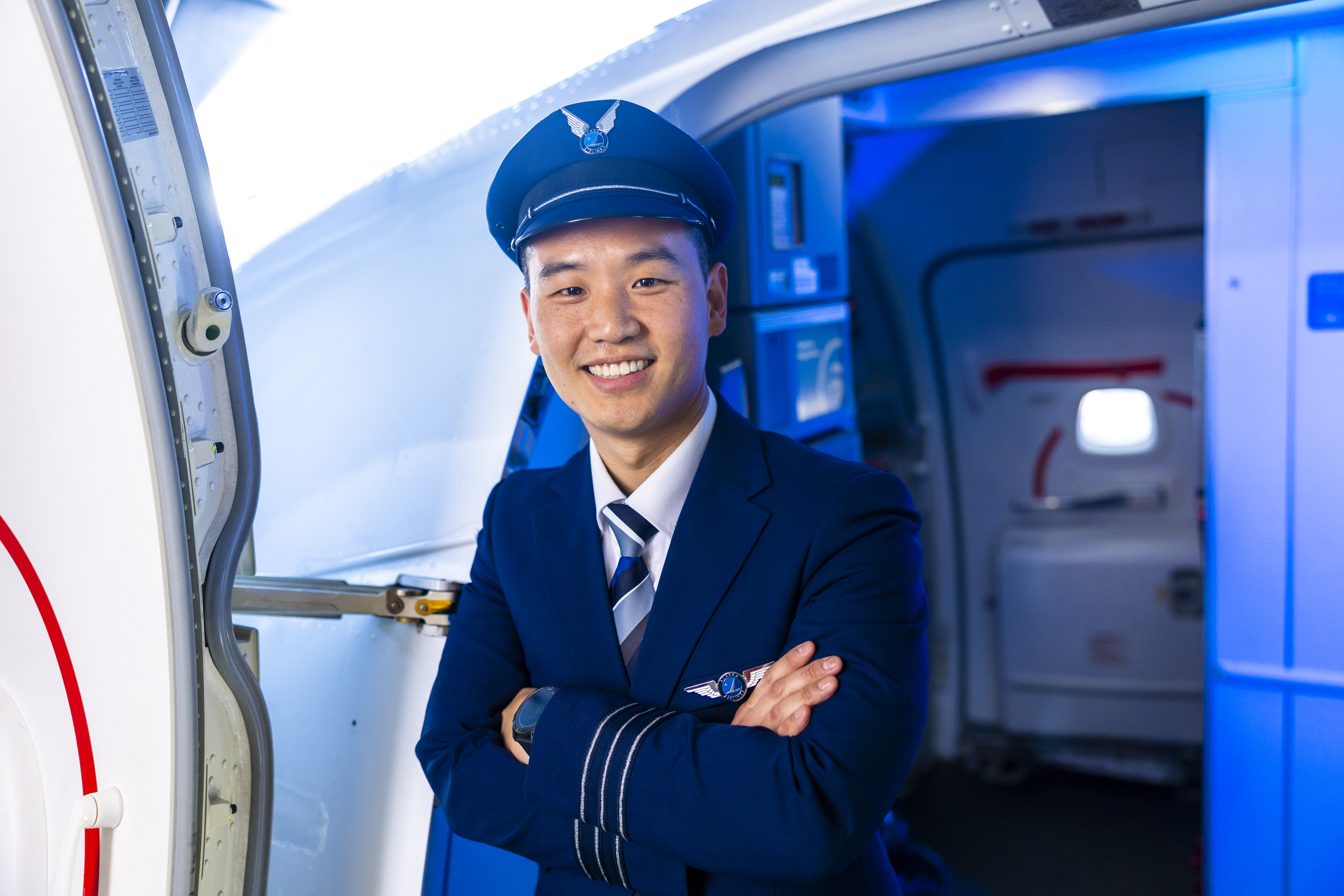 20250113_as_sfo_pilot_uiform0679 Family in Plumeria Lounge