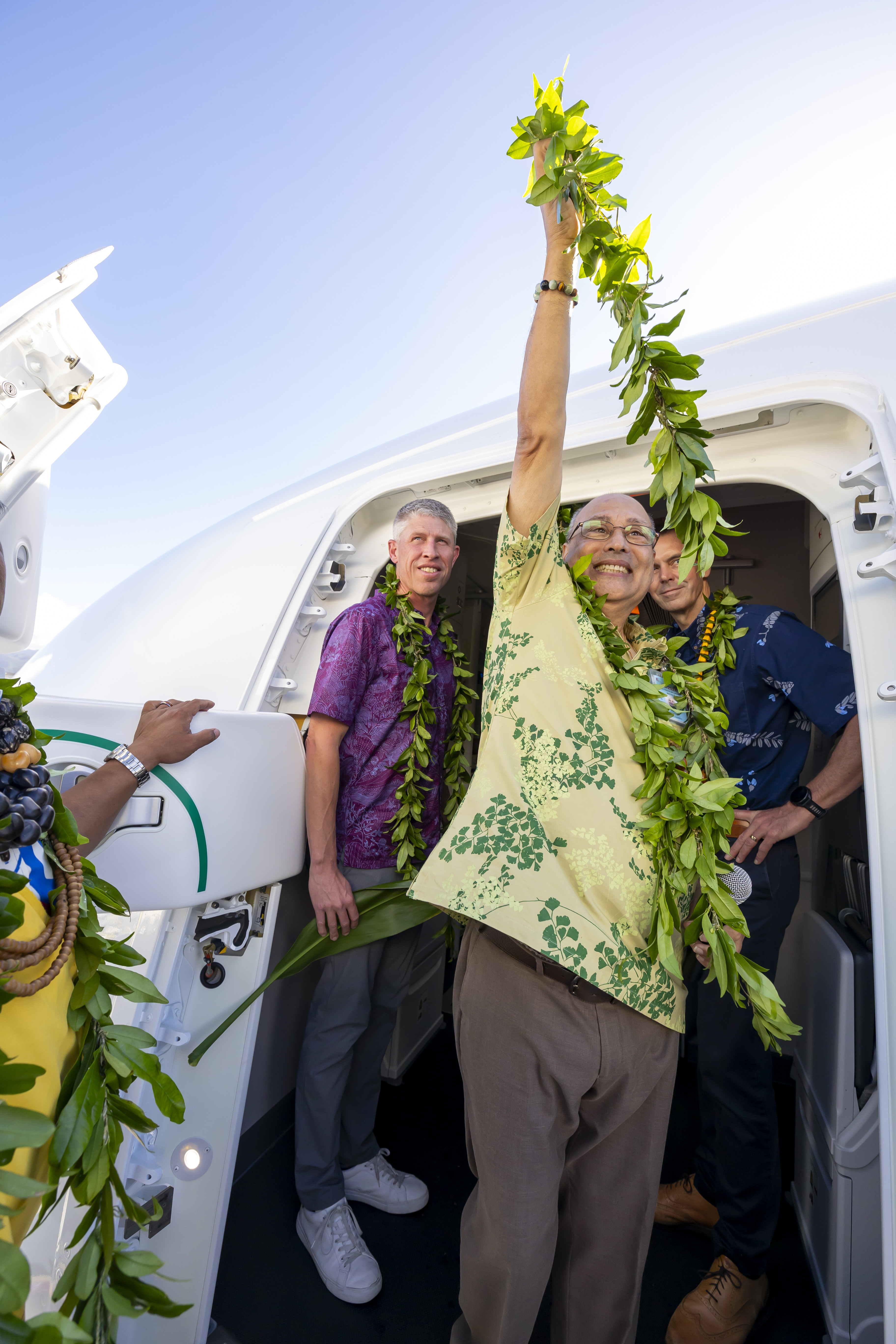 _10A8019 Kumu Keoni Martin holding up the maile lei