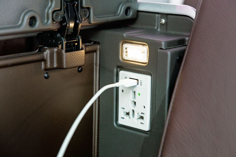 A321-USB_Charger_closeup_4624_4C_a6407e00-b894-493d-b2f6-3b82057ac88e-prv A321 First Class Charger