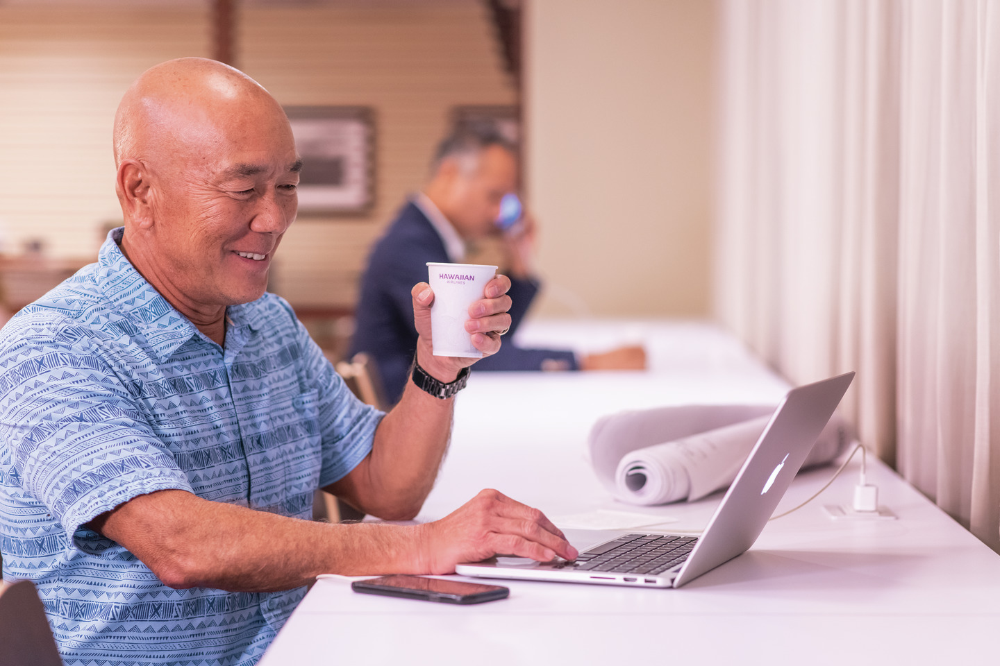 Guest with laptop in Plumeria Lounge