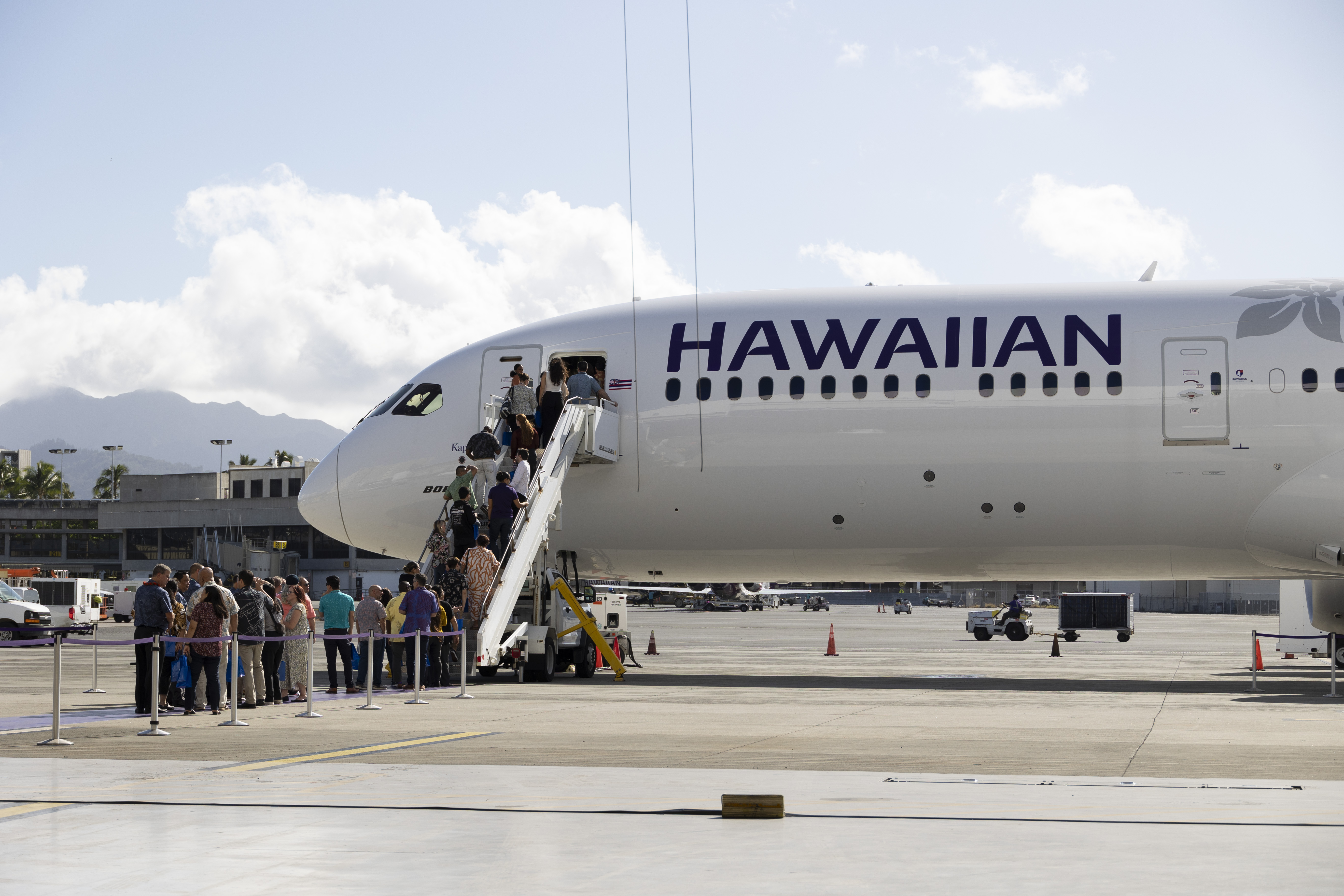 _S0A6455 Welcoming Kapuahi (N781HA): Employee tours