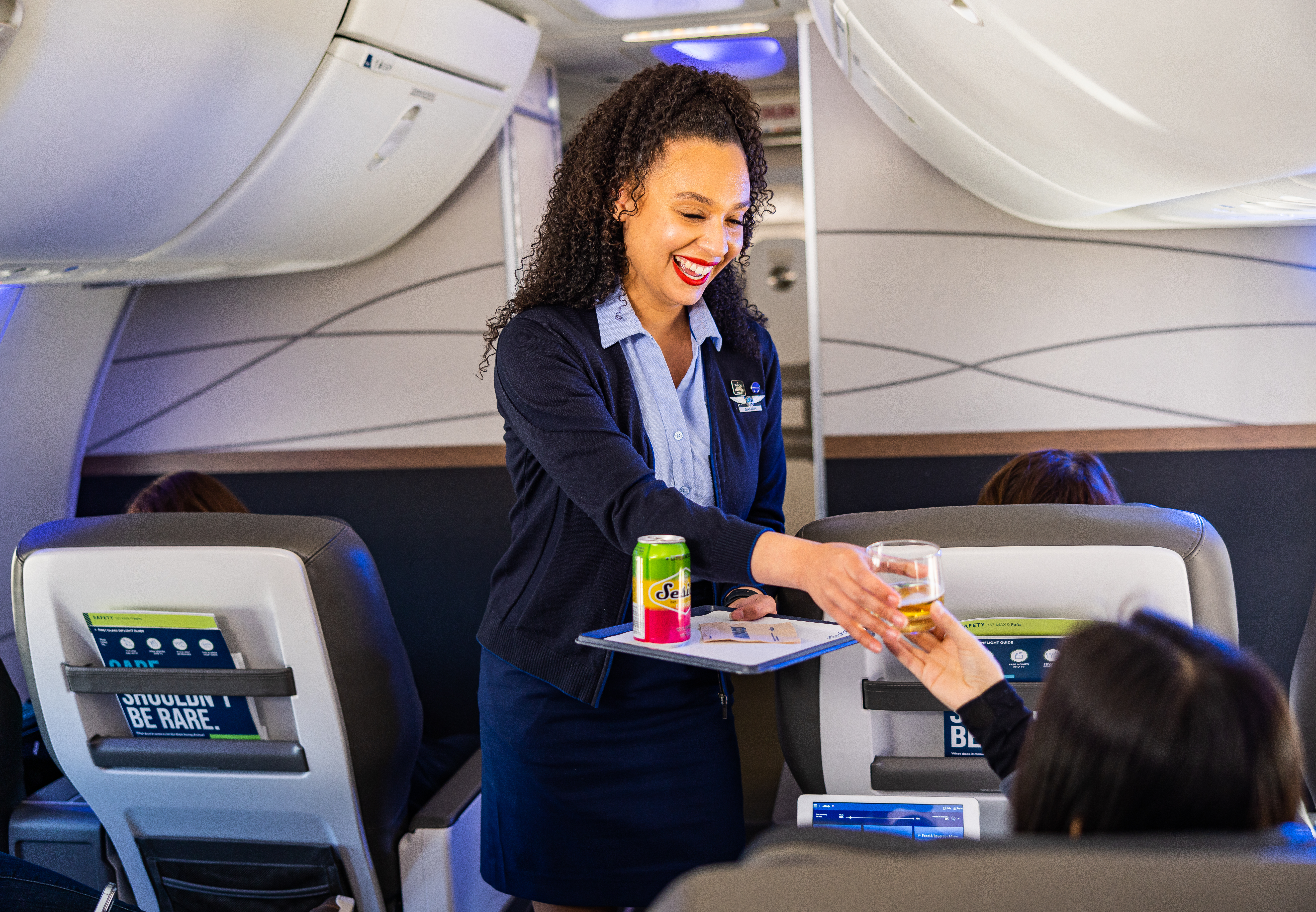 220406_NLC_firstclass_premiumclass_MAX_080 Family in Plumeria Lounge