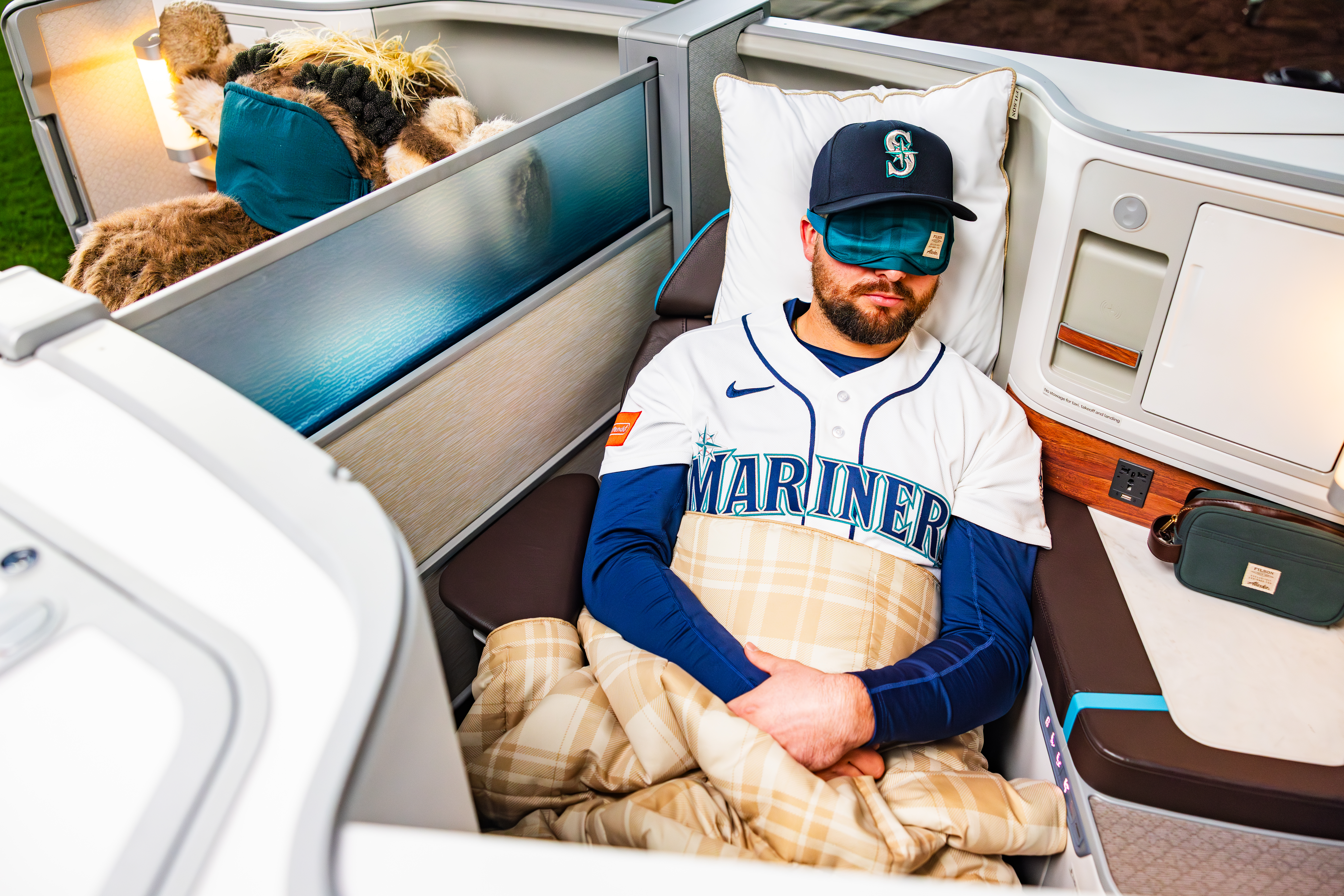 Cal Raleigh swinging at a pitch