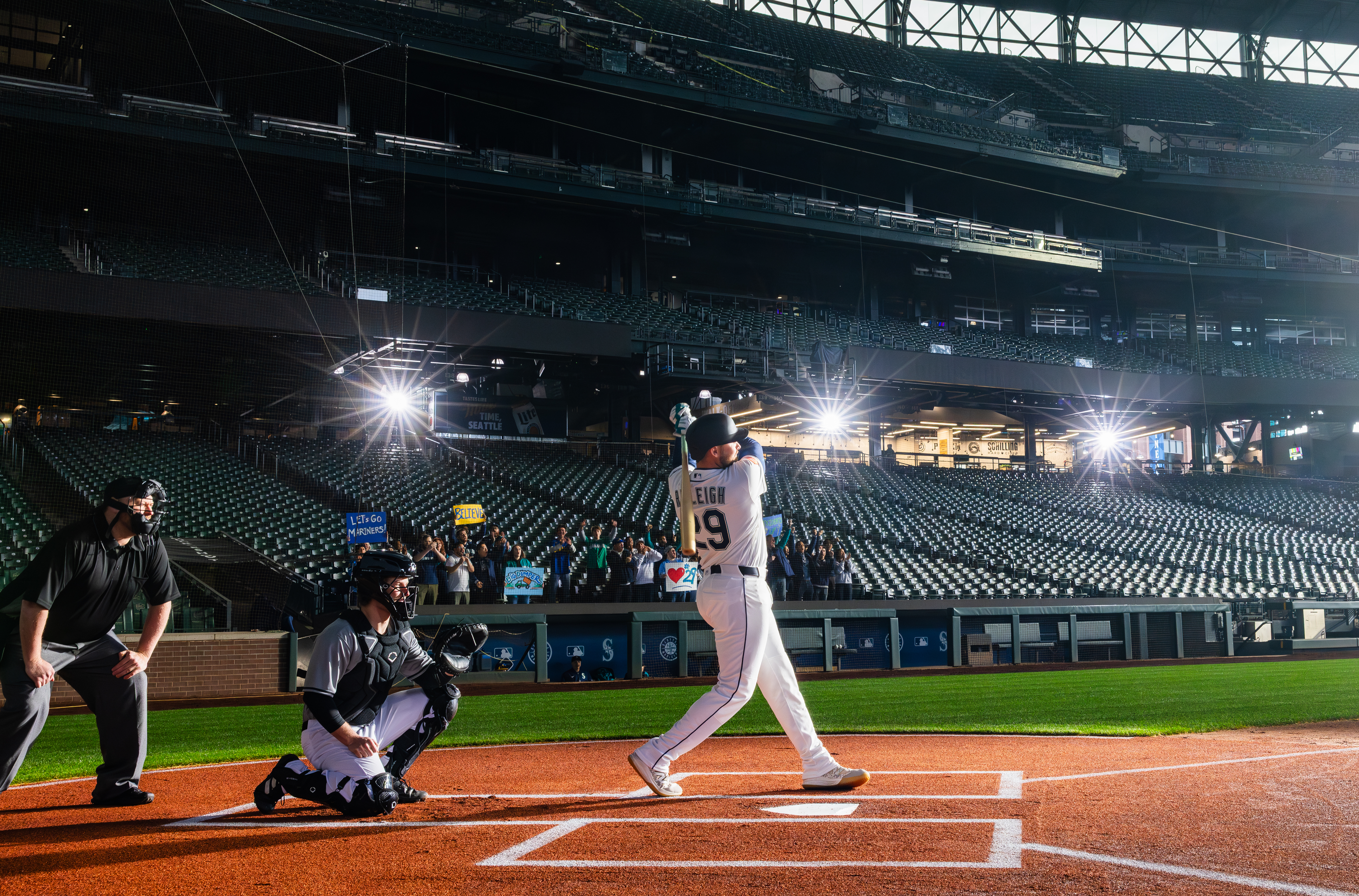 Cal Raleigh swinging at a pitch