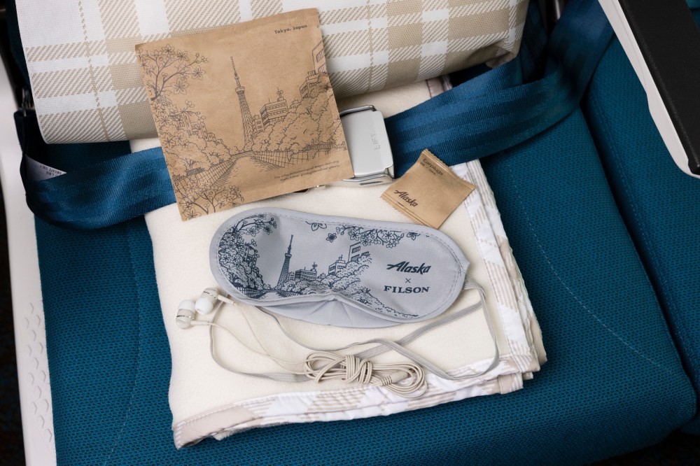 Alaska Airlines Boeing 787-9 premium class amenity kit