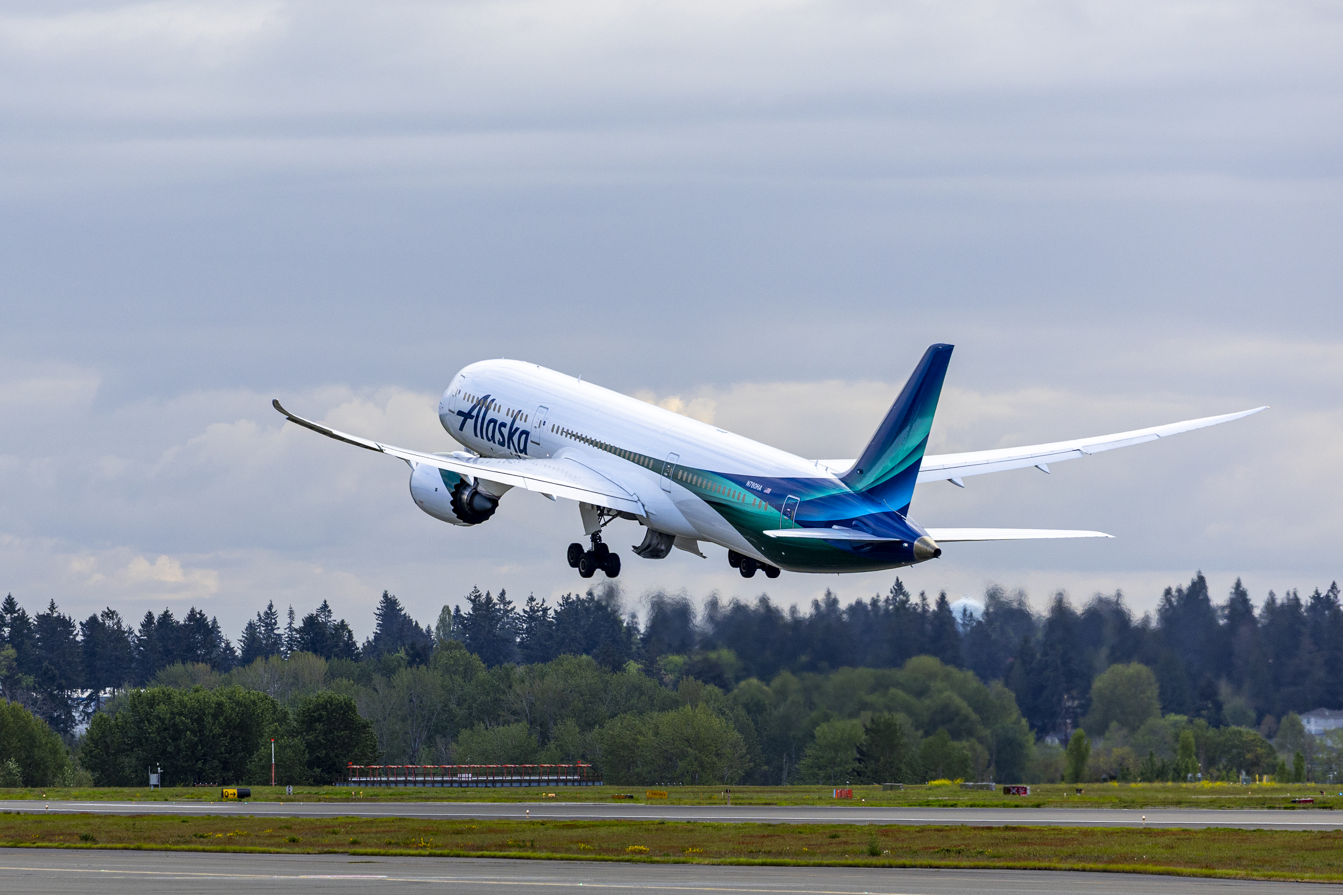 Boeing 787 dreamliner departure from SEA