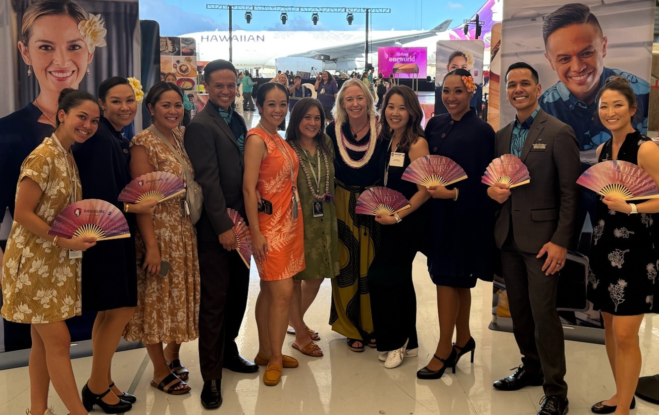 Image of intern with at a oneworld event in HNL, featuring Hawaiian Airlines CEO, Diana Birkett Rakow