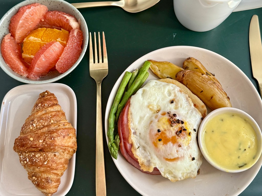 egg benedict onboard